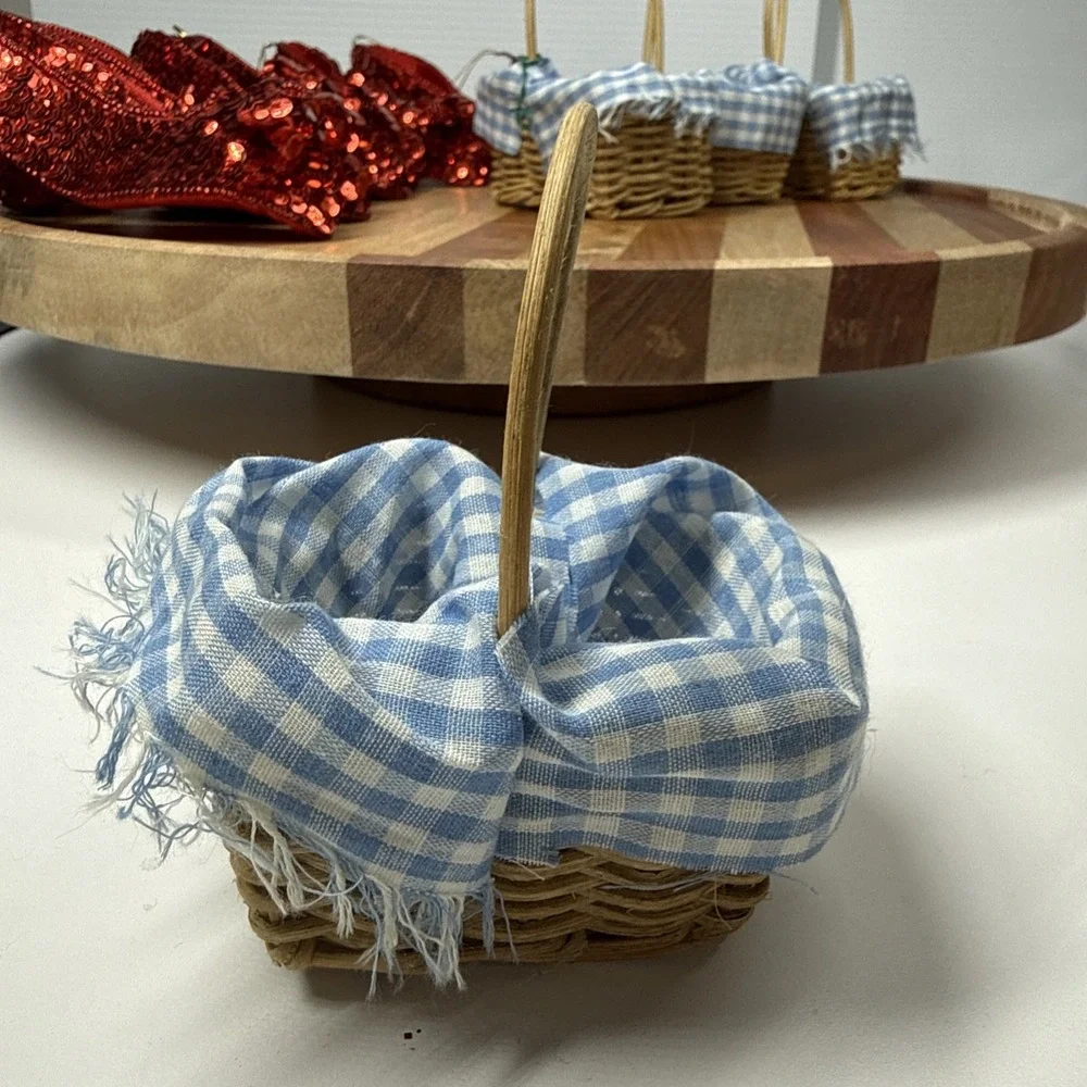 Wizard Of Oz (5) Wicker/Gingham Baskets & (8) Sequined Ruby Slippers Ornaments - Picture 8 of 12